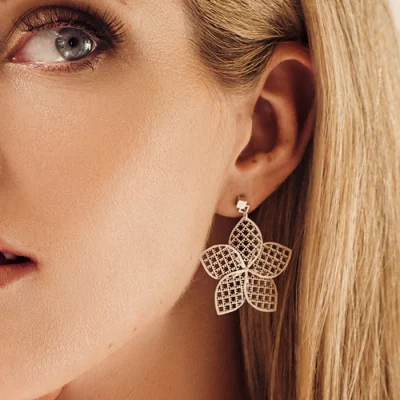 Kierrätetystä sterlinghopeasta valmistetut korvakorut FLOWER