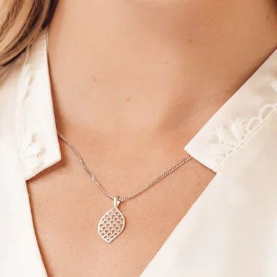 Kierrätettyä sterlinghopeaa oleva LEAF-riipus